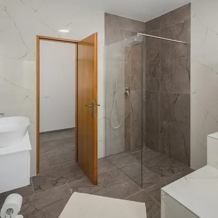 Palejo, Luxury 5 Bedroom & 5 Bathroom