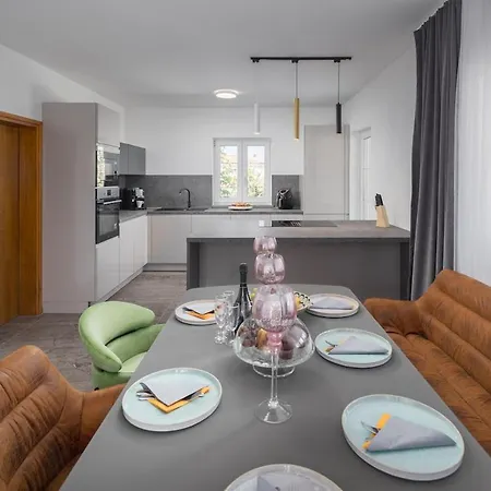 Villa Palejo, Luxury 5 Bedroom & 5 Bathroom Funtana